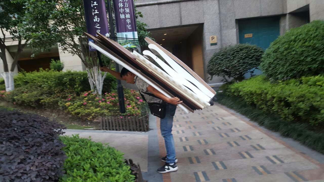 杭州搬家公司員工專業(yè)搬運現(xiàn)場